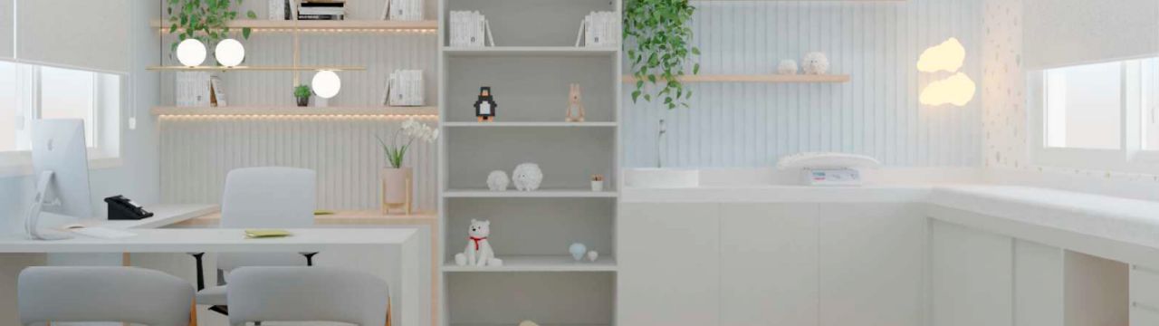 Sala de atendimento com mesa branca, estante com brinquedos, prateleiras iluminadas e trocador